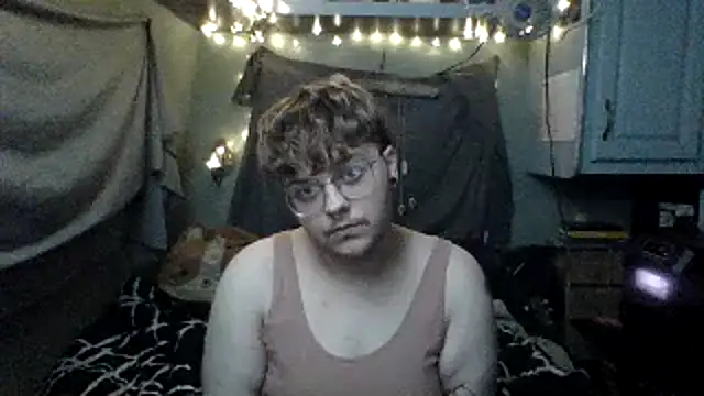 Snapshot of BashfulEmby chatting on 04/16/26, 04:35 BashfulEmby online show from 04/16/26, 04:35