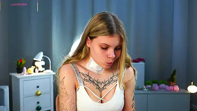 Snapshot of LesleeOpenshaw chatting on 04/14/26, 02:45 LesleeOpenshaw online show from 04/14/26, 02:45