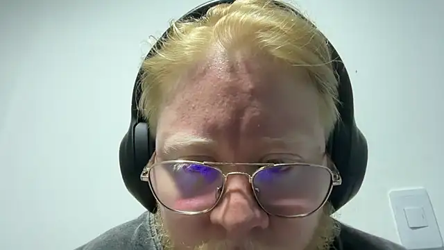 Snapshot of lucas_mike chatting on 04/14/26, 05:13 lucas mike online show from 04/14/26, 05:13