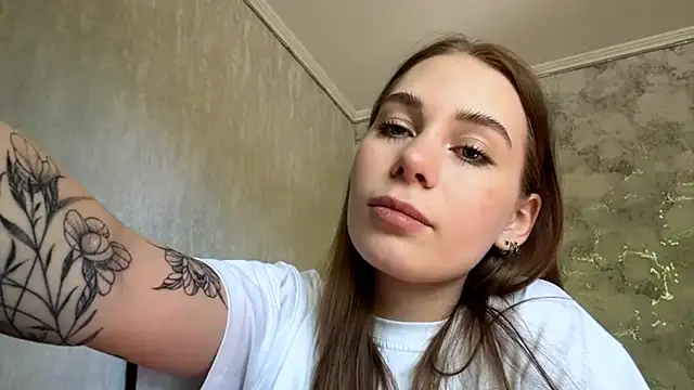 Snapshot of FlufyRabbit chatting on 04/15/26, 06:20 FlufyRabbit online show from 04/15/26, 06:20