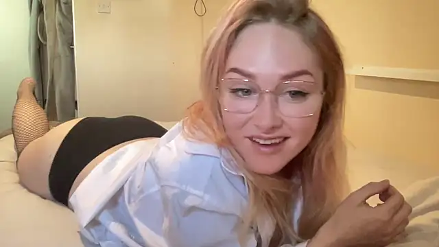 Snapshot of x-aural-x chatting on 04/21/26, 10:43 x-aural-x online show from 04/21/26, 10:43