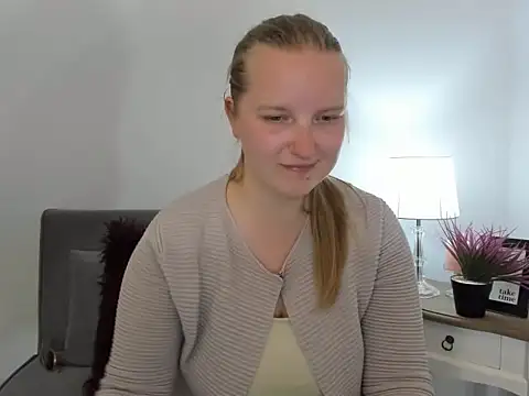 Snapshot of RoseTeacherX chatting on 04/21/26, 05:28 RoseTeacherX online show from 04/21/26, 05:28
