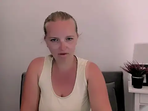 Snapshot of RoseTeacherX chatting on 07/14/26, 05:18 RoseTeacherX online show from 07/14/26, 05:18