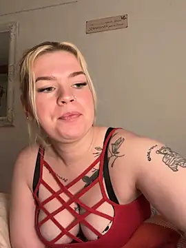 Snapshot of BlondeChaya chatting on 04/21/26, 10:10 BlondeChaya online show from 04/21/26, 10:10