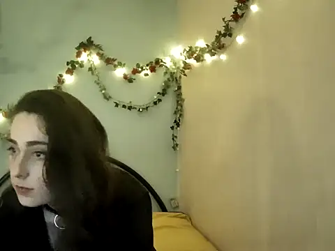 Snapshot of missclochette chatting on 04/20/26, 07:59 missclochette online show from 04/20/26, 07:59