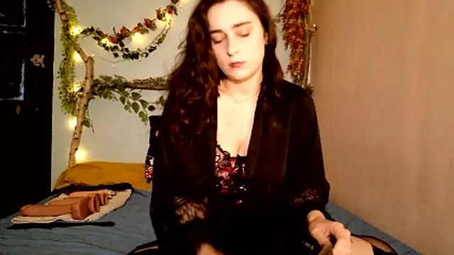 Snapshot of missclochette chatting on 05/19/26, 12:33 missclochette online show from 05/19/26, 12:33