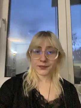 Snapshot of Blondie_Picxel__ chatting on 04/21/26, 04:12 Blondie Picxel online show from 04/21/26, 04:12