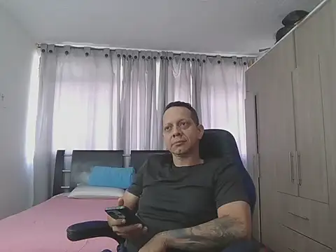 Snapshot of LeonR8901 chatting on 04/27/26, 01:42 LeonR8901 online show from 04/27/26, 01:42