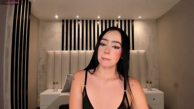 Snapshot of PaulineSanz chatting on 06/19/26, 07:17 PaulineSanz online show from 06/19/26, 07:17