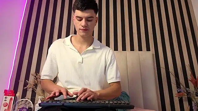LeoTease online show from 06/17/26, 07:15