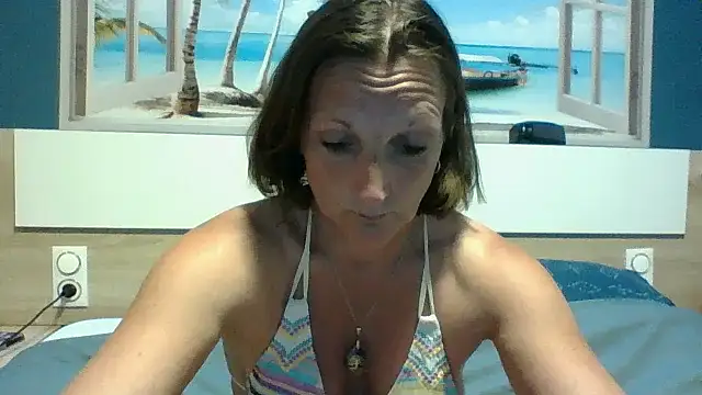 Snapshot of Petitevivi34 chatting on 04/19/26, 10:34 Petitevivi34 online show from 04/19/26, 10:34