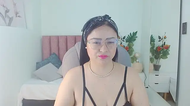 Snapshot of hanne_monroe chatting on 04/24/26, 12:18 hanne monroe online show from 04/24/26, 12:18