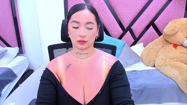 Snapshot of MiaaCastroo chatting on 05/19/26, 02:40 MiaaCastroo online show from 05/19/26, 02:40