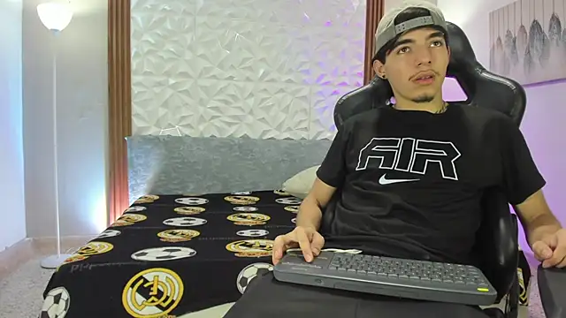 Cris yz online show from 04/17/26, 09:18