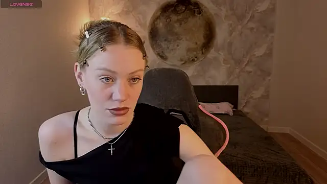 Snapshot of EvaHamilton chatting on 04/26/26, 01:47 EvaHamilton online show from 04/26/26, 01:47