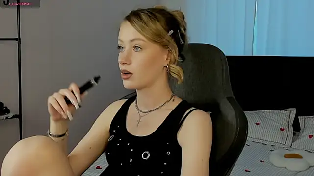 Snapshot of EvaHamilton chatting on 05/03/26, 01:11 EvaHamilton online show from 05/03/26, 01:11