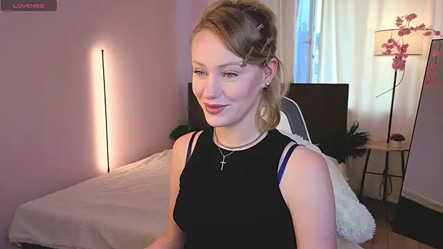 Snapshot of EvaHamilton chatting on 07/27/26, 11:45 EvaHamilton online show from 07/27/26, 11:45
