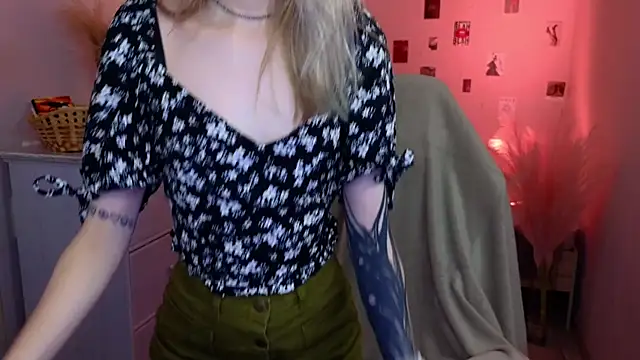 Snapshot of MilaDuales chatting on 05/26/26, 12:45 MilaDuales online show from 05/26/26, 12:45