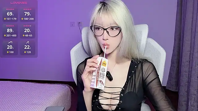 Snapshot of Luyann- chatting on 07/10/26, 01:43 Luyann- online show from 07/10/26, 01:43