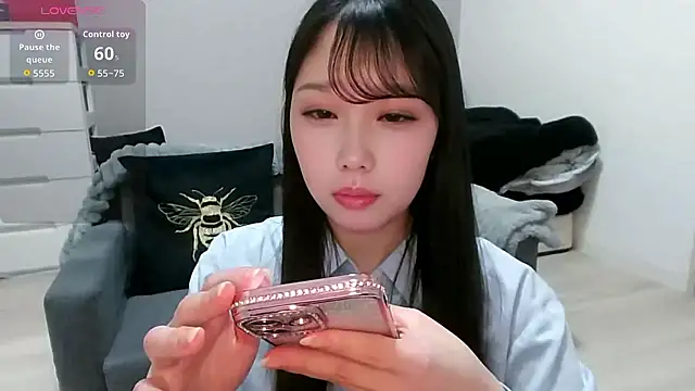 Snapshot of Minamina2 chatting on 04/24/26, 10:28 Minamina2 online show from 04/24/26, 10:28