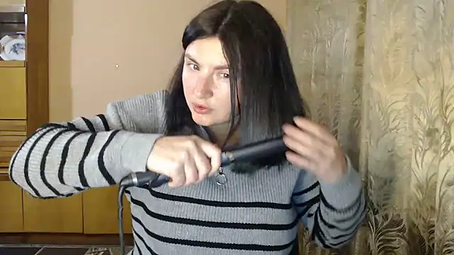 Snapshot of AlinaxJames chatting on 04/21/26, 02:04 AlinaxJames online show from 04/21/26, 02:04