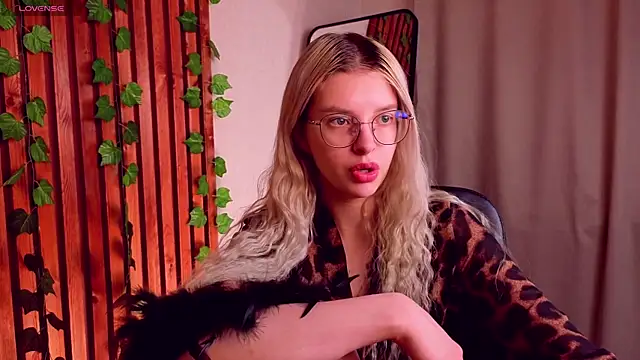 Snapshot of TiffyPeachy chatting on 04/21/26, 10:54 TiffyPeachy online show from 04/21/26, 10:54