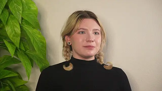 Snapshot of VennieLippe chatting on 04/20/26, 09:01 VennieLippe online show from 04/20/26, 09:01