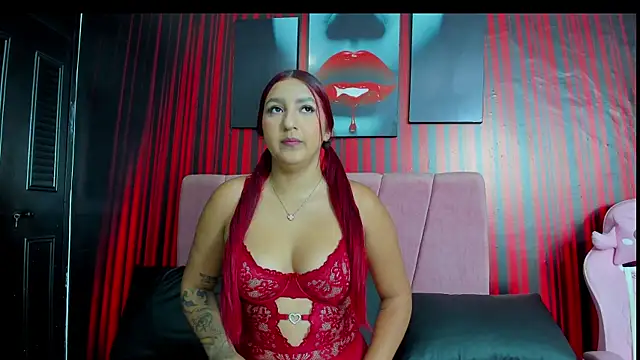 Snapshot of Lunadorada18 chatting on 04/21/26, 11:27 Lunadorada18 online show from 04/21/26, 11:27