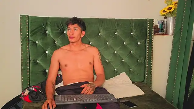 Snapshot of Zayn_Moretti chatting on 06/29/26, 04:51 Zayn Moretti online show from 06/29/26, 04:51
