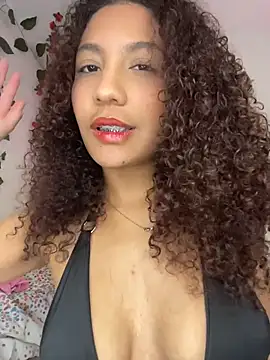Snapshot of Daphnne_Curly chatting on 06/19/26, 01:32 Daphnne Curly online show from 06/19/26, 01:32