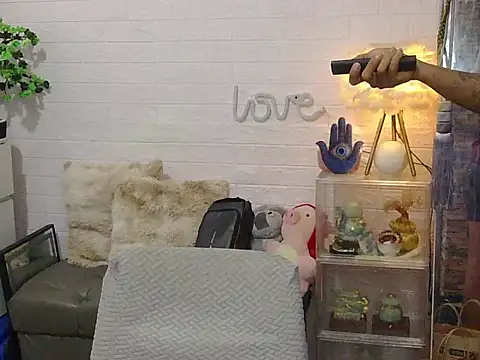 Snapshot of marlonmoreno01 chatting on 04/18/26, 04:22 marlonmoreno01 online show from 04/18/26, 04:22