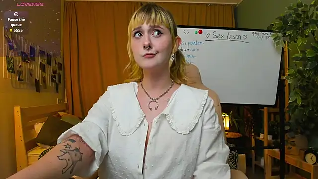 Snapshot of Emma_Thomps chatting on 05/07/26, 02:22 Emma Thomps online show from 05/07/26, 02:22