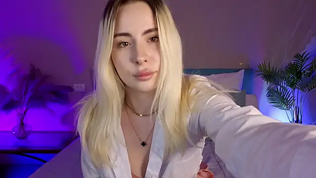 Snapshot of Bella_crazyy chatting on 04/19/26, 12:48 Bella crazyy online show from 04/19/26, 12:48