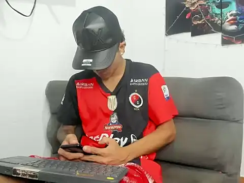 Snapshot of MaikDEMON_latino chatting on 04/24/26, 04:20 MaikDEMON latino online show from 04/24/26, 04:20