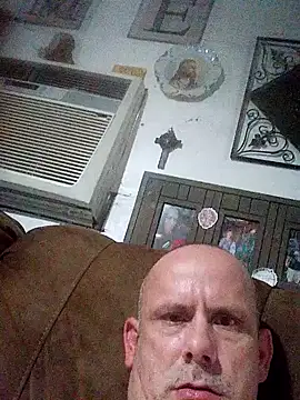 Snapshot of hard4unow5 chatting on 04/19/26, 10:23 hard4unow5 online show from 04/19/26, 10:23