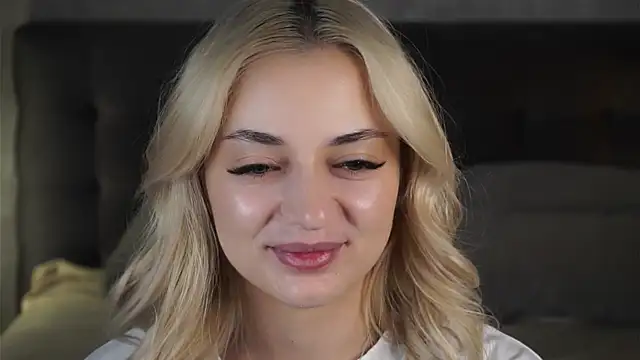 Snapshot of AliceThorne chatting on 04/19/26, 05:23 AliceThorne online show from 04/19/26, 05:23