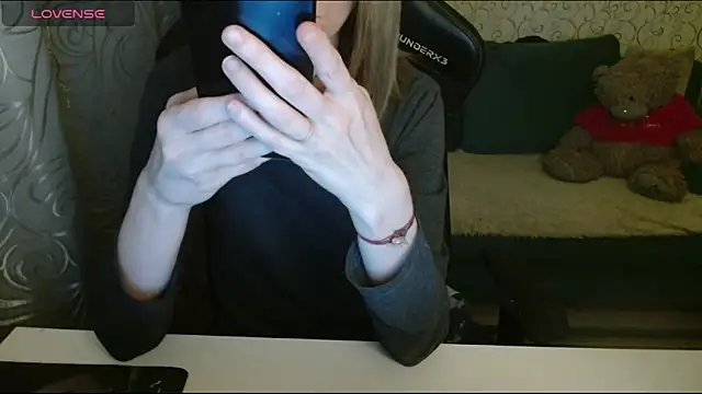 Snapshot of _AlliceCullen_ chatting on 04/25/26, 05:54 AlliceCullen online show from 04/25/26, 05:54