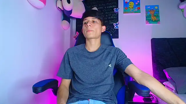 Snapshot of bryan_hot_23 chatting on 04/20/26, 08:32 bryan hot 23 online show from 04/20/26, 08:32