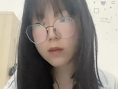 Snapshot of Belle-LL chatting on 04/21/26, 11:38 Belle-LL online show from 04/21/26, 11:38