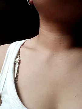 Snapshot of velira- chatting on 04/20/26, 08:06 velira- online show from 04/20/26, 08:06