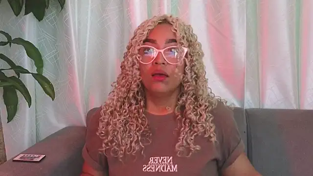 Snapshot of Luana_curly chatting on 04/20/26, 07:37 Luana curly online show from 04/20/26, 07:37