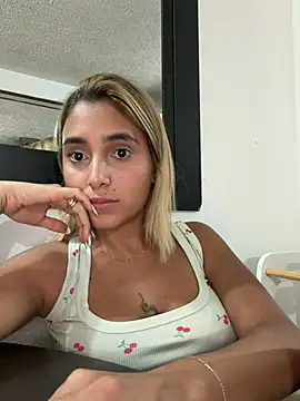 Snapshot of LoisC chatting on 04/27/26, 02:42 LoisC online show from 04/27/26, 02:42