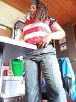 Snapshot of Ivon_C chatting on 04/27/26, 01:31 Ivon C online show from 04/27/26, 01:31