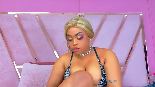 Snapshot of TiannahGlow chatting on 05/16/26, 12:26 TiannahGlow online show from 05/16/26, 12:26