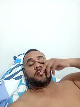 Snapshot of travieso2828 chatting on 04/22/26, 03:42 travieso2828 online show from 04/22/26, 03:42