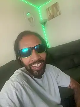 Snapshot of hughhefner10000 chatting on 04/20/26, 09:27 hughhefner10000 online show from 04/20/26, 09:27