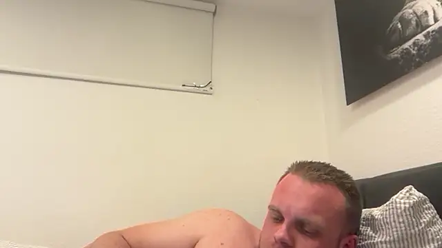 Snapshot of hallihallo12343 chatting on 04/20/26, 10:11 hallihallo12343 online show from 04/20/26, 10:11