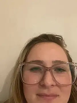 Snapshot of mamiiiiiiiiiiiiii chatting on 04/21/26, 01:42 mamiiiiiiiiiiiiii online show from 04/21/26, 01:42