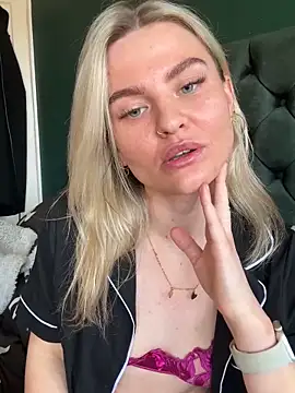 Snapshot of kinkykitty21 chatting on 04/22/26, 10:06 kinkykitty21 online show from 04/22/26, 10:06