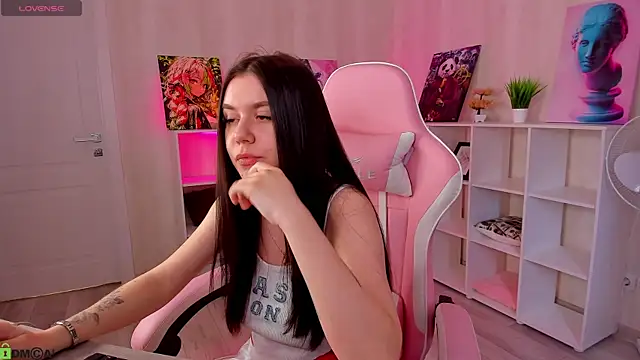 Snapshot of Sandra-Miragee chatting on 04/23/26, 10:03 Sandra-Miragee online show from 04/23/26, 10:03